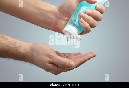 Personne appliquant du gel désinfectant pour les mains, tuant des bactéries et des maladies - gros plan du lavage et du nettoyage des mains avec un désinfectant hygiénique pour le savon - hygiène et nettoyage, antibactérien et Coronavirus concept Banque D'Images
