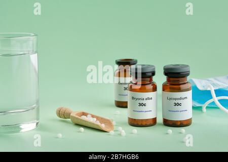 Flacons de médicaments homéopathiques - Bryonia, Lycopodium, Gelsemium - remèdes recommandés par homéopathes pour le traitement et la prophylaxie du Coronavirus Covid- Banque D'Images