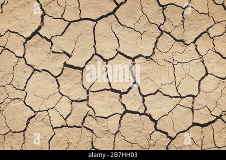 Vue de dessus du sol fissuré séché. Sécheresse, mauvaises récoltes, réchauffement climatique, concept de changement climatique. Arrière-plan de texture abstraite Banque D'Images