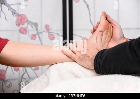 Médecine naturelle, réflexologie acupressure massage des pieds . Banque D'Images