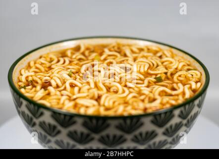 Bol de nouilles, soupe de nouilles dans une tasse, repas asiatique isolé sur fond blanc Banque D'Images