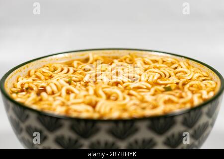 Bol de nouilles, soupe de nouilles dans une tasse, repas asiatique isolé sur fond blanc Banque D'Images