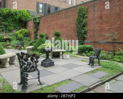 New York, NY : le jardin derrière la maison de la Vieille Merchant (1832), la seule maison familiale du XIXe siècle à New York a conservé intact. Banque D'Images