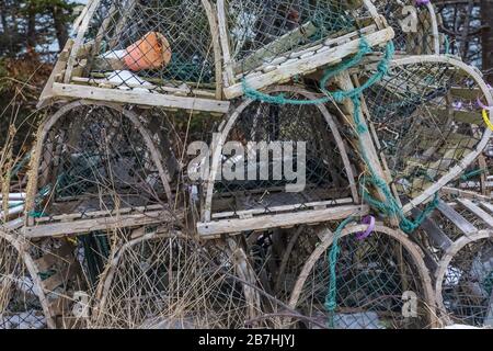 Casiers à homard en bois et en mesh stockés en dehors de la saison près d'une petite ville de Terre-Neuve, au Canada Banque D'Images