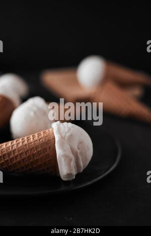 Crème glacée à la vanille dans des cônes à gaufres. Banque D'Images