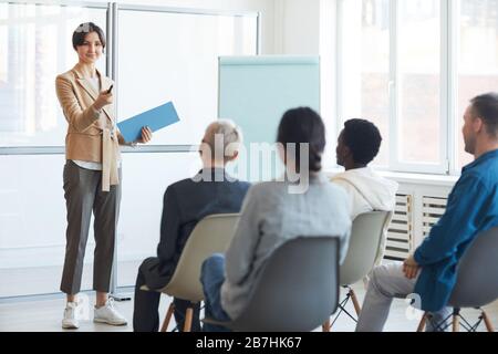 Portrait complet de la jeune femme d'affaires qui a réussi à donner un discours au public pendant le séminaire, espace de copie Banque D'Images