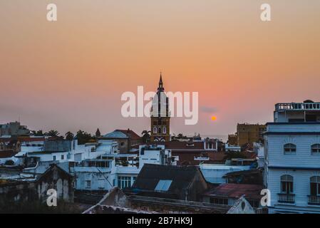Horizon urbain de la tour d'horloge de Carthagène de Indias, Colombie, lors d'un beau coucher de soleil Banque D'Images