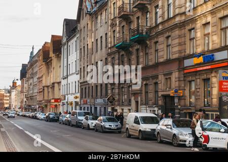 Les bâtiments historiques néo-classiques Art nouveau bordent les rues de la ville centrale à Riga, en Lettonie, dans un après-midi ensoleillé d'hiver Banque D'Images