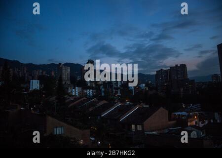 La nuit tombe au-dessus des appartements gratte-ciel du quartier aisés d'El Poblado dans la ville de Medellin, Colombie Banque D'Images