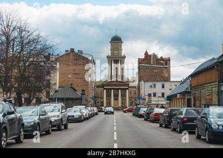 En regardant une rue au coeur de l'Église évangélique luthérienne de Jésus à Riga, en Lettonie Banque D'Images