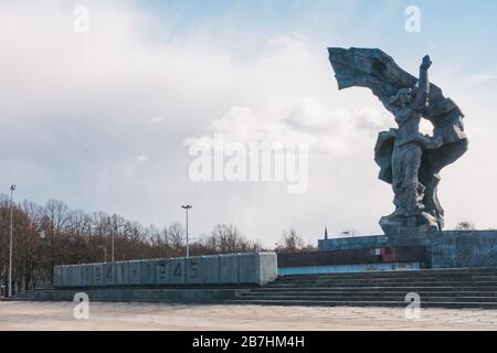 Le Mémorial de la victoire à l'armée soviétique à Riga, en Lettonie. Érigée en 1985 pour commémorer la victoire de l'armée soviétique sur l'Allemagne nazie lors de la seconde Guerre mondiale Banque D'Images