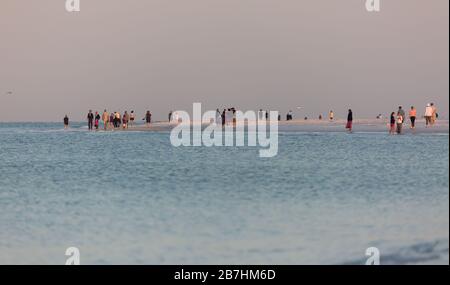 Les gens se réunissent sur la plage de Lido Key juste après le lever du soleil le 16 mars 2020 à Sarasota FL, États-Unis. Banque D'Images