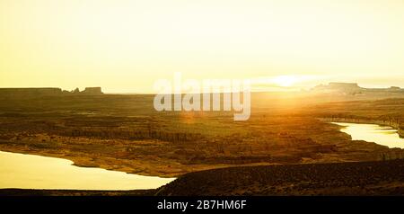 Lever du soleil sur le désert aride entourant le lac Powell et Page Arizona. Banque D'Images