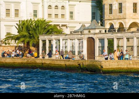 Istanbul, Turquie - 16 septembre 2019. Les pêcheurs pêchent dans le Bosphore en fin d'après-midi au soleil à l'extérieur de la mosquée de Beylerbeyi dans le quartier d'Uskudar Banque D'Images