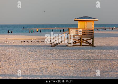 Une station de maître-nageur fermée sur Lido Beach à Sarasota, Floride, États-Unis. Banque D'Images