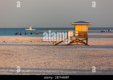 Une station de maître-nageur fermée sur Lido Beach à Sarasota, Floride, États-Unis. Banque D'Images