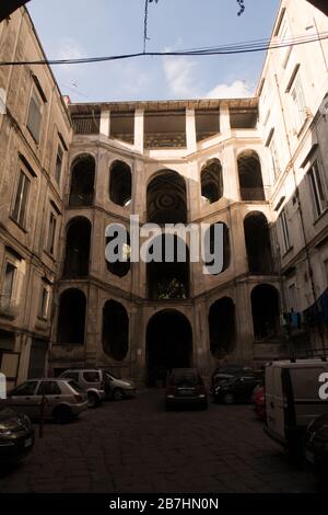 Vue sur la cour du palais de Sanfelice à Naples, en Italie Banque D'Images