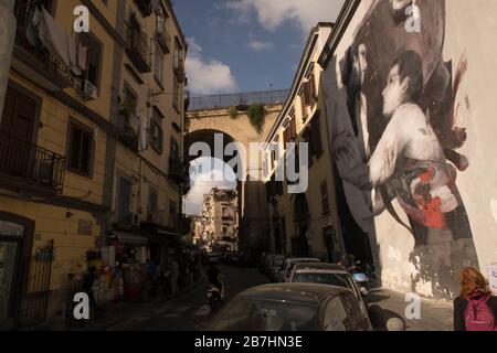 Un graffiti de deux amoureux sur un mur dans le quartier Sanitá de Naples Italie Banque D'Images