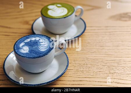 Le petit déjeuner est composé de deux personnes. L'en-cas idéal pour une tasse de café accompagnée de lait. Deux tasses de matches bleus et verts avec un motif coeur. Modèle de blog. Banque D'Images