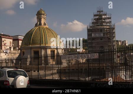 Le dôme de la Basilique Santa Maria della Sanita à Naples, Italie. Banque D'Images