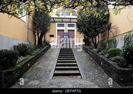 Vue sur le jardin à l'entrée de la cave Ramos Pinto à Vila Nova de Gaya Banque D'Images