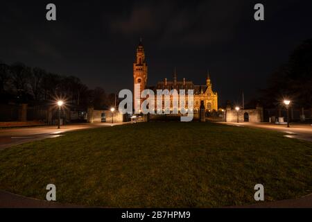 La Haye, Pays-Bas - 18 février 2019 : la Haye, Pays-Bas. Palais de la paix Néerlandais: vredespaleis au crépuscule. La Haye aux Pays-Bas Banque D'Images