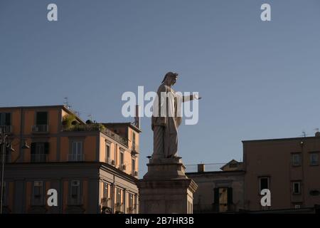 Une statue de Dante Alighieri se trouve sur la Piazza Dante, dans le centre-ville de Naples Banque D'Images