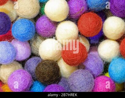 Arrière-plan de boules de feutre pour vente comme ornements de Noël Banque D'Images