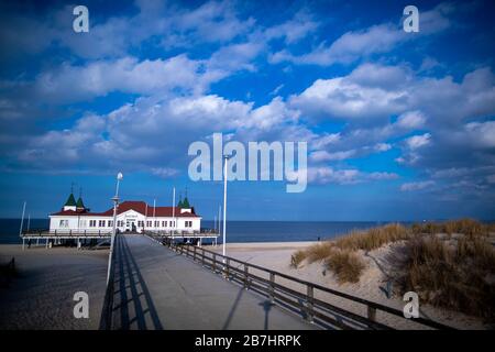 Ahlbeck, Allemagne. 16 mars 2020. Seuls quelques vacanciers sont sur la jetée. Les accès aux îles baltes telles que Usedom, Rügen ou Poel doivent être strictement contrôlés à cause du coronavirus; les vacanciers doivent quitter les centres touristiques. La raison du blocus est que les systèmes de santé des îles ne sont pas préparés pour un plus grand nombre de personnes infectées par le nouveau coronavirus. Crédit: Jens Büttner/dpa-Zentralbild/dpa/Alay Live News crédit: dpa Picture Alliance/Alay Live News crédit: dpa Picture Alliance/Alay Live News Banque D'Images