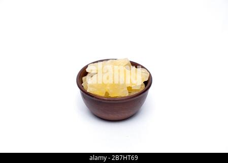 ananas sec savoureux isolé sur blanc. Banque D'Images