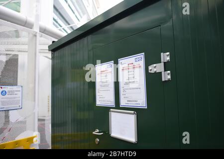 L'afficheur de coronavirus se trouve sur la porte à l'extérieur d'un hôpital au Royaume-Uni Banque D'Images