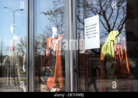 Berlin, Allemagne. 16 mars 2020. Un magasin est fermé en raison de COVID-19 à Berlin, capitale de l'Allemagne, le 16 mars 2020. Les données de l'agence allemande de lutte contre la maladie ont montré que le nombre de cas confirmés de COVID-19 dans le pays a grimpé à 4 838 dimanche après-midi, soit 1 043 de plus que la veille. Le nombre de morts est passé à 12. Crédit: Shan Yuqi/Xinhua/Alay Live News Banque D'Images