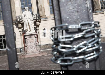 Berlin, Allemagne. 16 mars 2020. Une entrée verrouillée de l'Université Humboldt de Berlin est vue à Berlin, capitale de l'Allemagne, le 16 mars 2020. Les données de l'agence allemande de lutte contre la maladie ont montré que le nombre de cas confirmés de COVID-19 dans le pays a grimpé à 4 838 dimanche après-midi, soit 1 043 de plus que la veille. Le nombre de morts est passé à 12. Crédit: Shan Yuqi/Xinhua/Alay Live News Banque D'Images