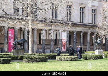 Berlin, Allemagne. 16 mars 2020. Les gens se tiennent devant le musée fermé Neues (nouveau musée) à Berlin, capitale de l'Allemagne, le 16 mars 2020. Les données de l'agence allemande de lutte contre la maladie ont montré que le nombre de cas confirmés de COVID-19 dans le pays a grimpé à 4 838 dimanche après-midi, soit 1 043 de plus que la veille. Le nombre de morts est passé à 12. Crédit: Shan Yuqi/Xinhua/Alay Live News Banque D'Images