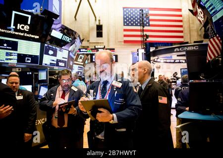 (200316) -- NEW YORK, le 16 mars 2020 (Xinhua) -- les Traders travaillent à la bourse de New York (NYSE) à New York, aux États-Unis, le 16 mars 2020. Les actions américaines ont ouvert une baisse considérable lundi, même après que la réserve fédérale ait réduit son taux d'intérêt de référence à 0 à 0,25 % et dévoilé un énorme programme d'achat d'obligations en raison des retombées du coronavirus. L'indice S&P 500 a diminué de 8 % peu de temps après la cloche d'ouverture, déclenchant un disjoncteur clé qui a interrompu le commerce pendant 15 minutes. C'est la troisième fois que les disjoncteurs, ou les haltes commerciales, ont été mis à bout de péché Banque D'Images