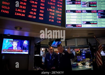 (200316) -- NEW YORK, le 16 mars 2020 (Xinhua) -- les Traders travaillent à la bourse de New York (NYSE) à New York, aux États-Unis, le 16 mars 2020. Les actions américaines ont ouvert une baisse considérable lundi, même après que la réserve fédérale ait réduit son taux d'intérêt de référence à 0 à 0,25 % et dévoilé un énorme programme d'achat d'obligations en raison des retombées du coronavirus. L'indice S&P 500 a diminué de 8 % peu de temps après la cloche d'ouverture, déclenchant un disjoncteur clé qui a interrompu le commerce pendant 15 minutes. C'est la troisième fois que les disjoncteurs, ou les haltes commerciales, ont été mis à bout de péché Banque D'Images