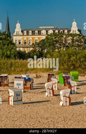 Ostseehotel et chaises de plage en osier sur la plage vue de la jetée de Seebrücke à Ahlbeck à Usedom Island en Mecklembourg-Poméranie-Occidentale, Allemagne Banque D'Images