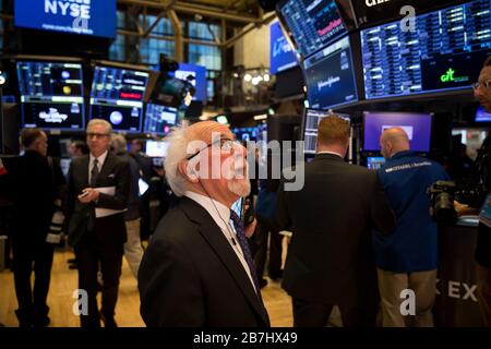 (200316) -- NEW YORK, le 16 mars 2020 (Xinhua) -- les Traders travaillent à la bourse de New York (NYSE) à New York, aux États-Unis, le 16 mars 2020. Les actions américaines ont ouvert une baisse considérable lundi, même après que la réserve fédérale ait réduit son taux d'intérêt de référence à 0 à 0,25 % et dévoilé un énorme programme d'achat d'obligations en raison des retombées du coronavirus. L'indice S&P 500 a diminué de 8 % peu de temps après la cloche d'ouverture, déclenchant un disjoncteur clé qui a interrompu le commerce pendant 15 minutes. C'est la troisième fois que les disjoncteurs, ou les haltes commerciales, ont été mis à bout de péché Banque D'Images