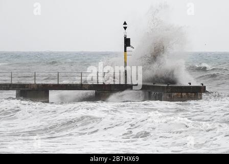 16 mars 2020, Espagne, Cala Millor: Les vagues se brisent à la mole de la jetée de ferry de Cala Millor sur Majorque en mer agitée. Photo: Bodo Marks/dpa Banque D'Images