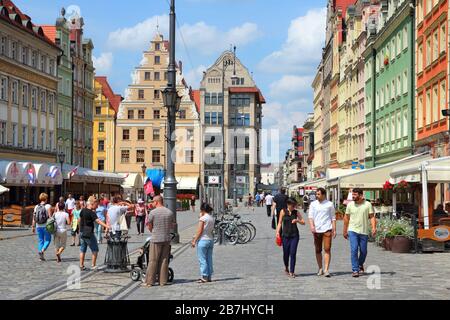 WROCLAW, Pologne - 6 juillet 2014 : personnes visitent Rynek (Place du marché) à Wroclaw. Wroclaw est la 4ème ville de France avec 632 067 habitants (2013). Banque D'Images