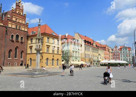 WROCLAW, Pologne - 6 juillet 2014 : personnes visitent Rynek (Place du marché) à Wroclaw. Wroclaw est la 4ème ville de France avec 632 067 habitants (2013). Banque D'Images