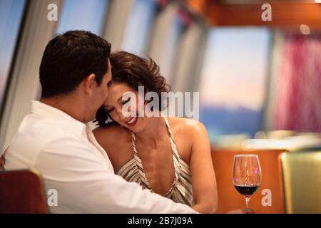 Couple buvant un verre de vin dans un bar-salon à bord d'un bateau de croisière. Banque D'Images