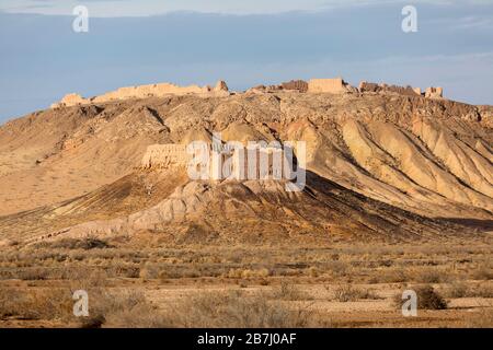 Les ruines de l'ancienne forteresse de Khorezm Ayaz-Kala site archéologique situé sur une colline surplombant le désert de Kyzylkum, Karakalpakstan, Ouzbékistan Banque D'Images