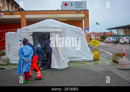 Triage à l'extérieur de l'hôpital en raison d'une pandémie de coronavirus. Tente temporaire à l'extérieur avec paramédics et infirmières pour mesurer la température corporelle et contenir Banque D'Images