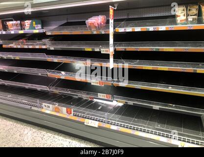 Videz les étagères d'un supermarché Morrisons à Whitley Bay. Date de l'image: Lundi 16 mars 2020. Les détaillants ont signalé une augmentation des abus de personnel dans le cadre de l'achat de panicas de coronavirus, malgré les supermarchés qui appellent au calme des acheteurs. Voir l'histoire de PA SANTÉ Coronavirus Retail. Crédit photo devrait lire: Owen Humphreys/PA Wire Banque D'Images