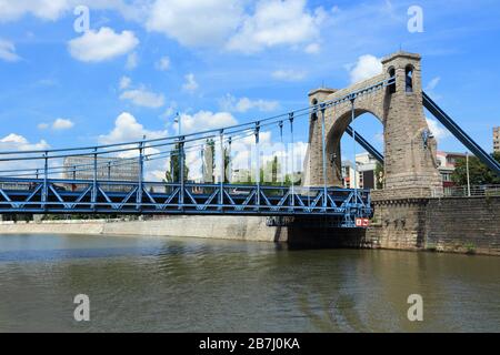 Pont suspendu Grunwaldzki sur la rivière Odra à Wroclaw, Pologne. Banque D'Images