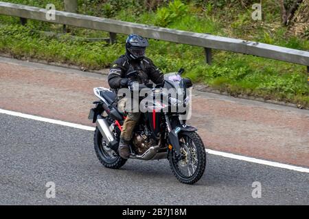 Honda Africa Twin Motorcycle Rider; circulation automobile, transport à deux roues, véhicules modernes, motos, véhicule, routes, motocyclettes motards motards sur l'autoroute   Chorley, Royaume-Uni Banque D'Images