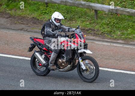 Honda Africa Twin Motorcycle Rider; circulation automobile, transport à deux roues, véhicules modernes, motos, véhicule, routes, motocyclettes motards motards sur l'autoroute   Chorley, Royaume-Uni Banque D'Images