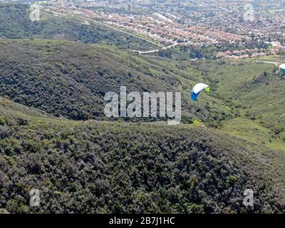 Parapente-planeur au-dessus du sommet de la montagne pendant la journée ensoleillée d'été. Para-glider sur le Para-plane, strps - moment de vol envol au-dessus de Black Mountain à San Diego, Californie. ÉTATS-UNIS. 22 février 2020 Banque D'Images