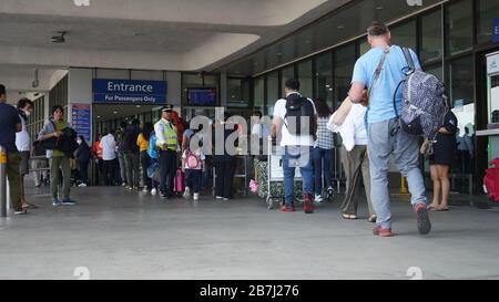 Paranaque, Philippines. 15 mars 2020. Des centaines de passagers nationaux des principaux aéroports nationaux des Philippines le 15 mars 2020 n'ont pas été autorisés à entrer dans le métro Manille en raison du verrouillage de contenir le code VID19 Red Alert niveau 2 dans la métropole. Mais l'aéroport NAIA est toujours ouvert aux vols internationaux au milieu de la quarantaine du métro de Manille. (Photo de Sherbien Dacalanio/Pacific Press/Sipa USA) Credit: SIPA USA/Alay Live News Banque D'Images